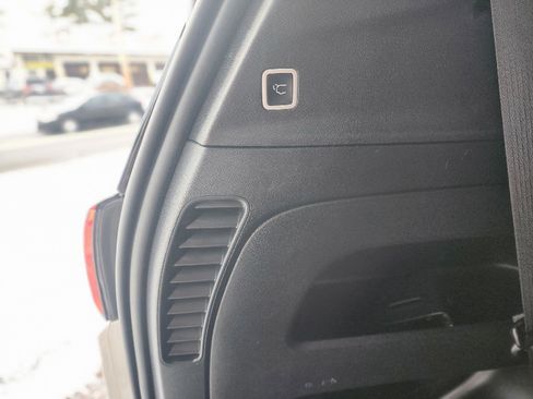 Used 2020 Chrysler Pacifica Touring-L image 13