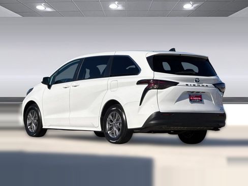 Used 2024 Toyota Sienna LE image 8