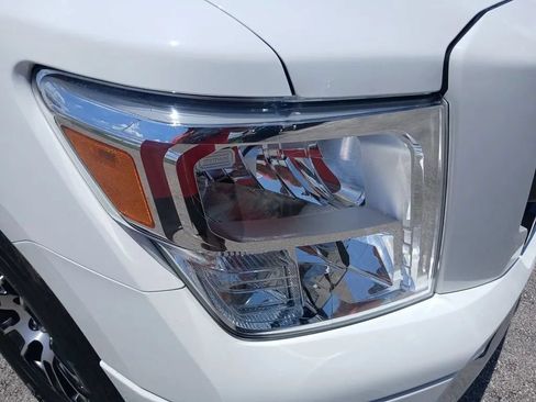 Used 2022 Nissan Titan SV w/ SV Convenience Package RWD image 8