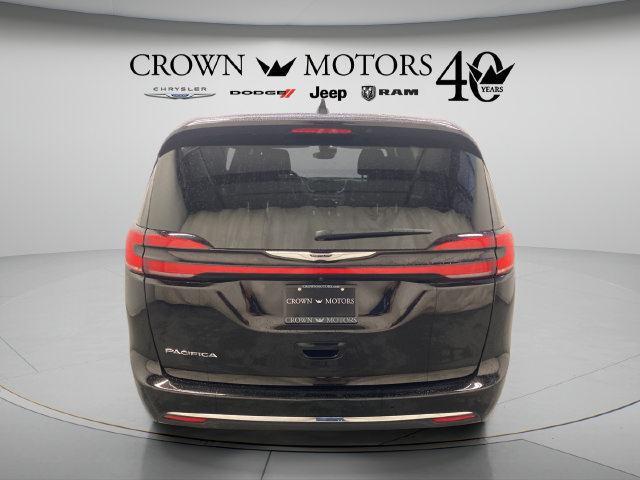 Used 2025 Chrysler Pacifica Select FWD image 13