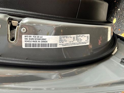 Used 2022 Chrysler Pacifica Limited w/ Uconnect Theater Family Group image 18