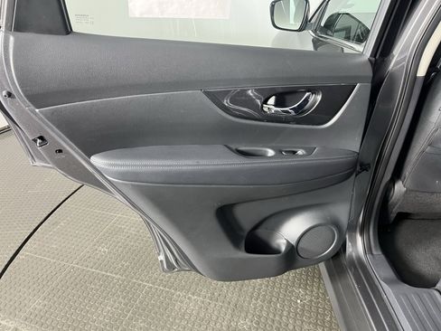 Used 2017 Nissan Rogue S image 11