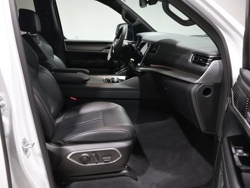 Certified 2025 Jeep Wagoneer 4WD w/ Convenience Group I image 22