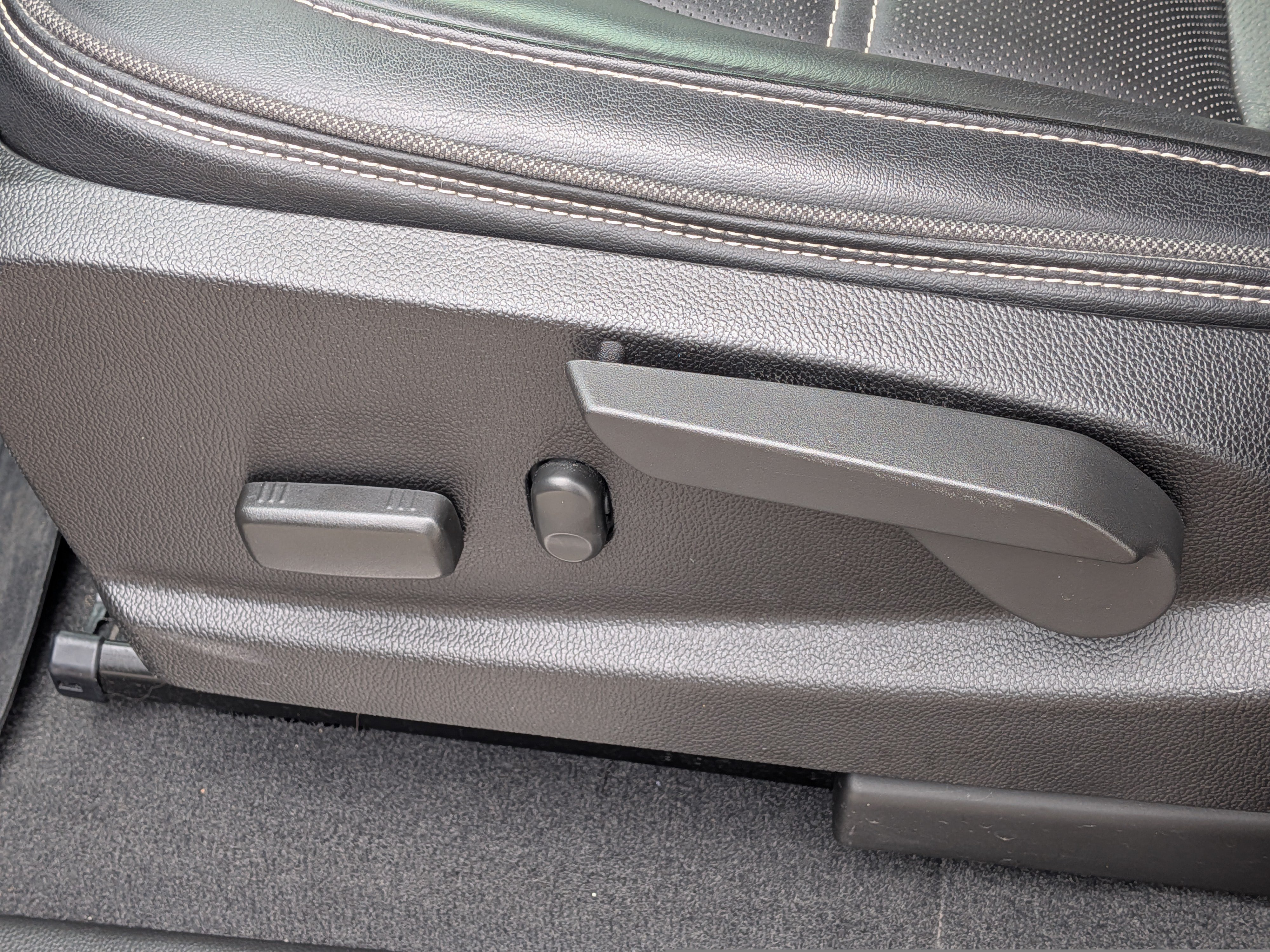 Used 2022 GMC Canyon Denali RWD image 22