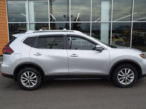 Used 2018 Nissan Rogue SV image 5