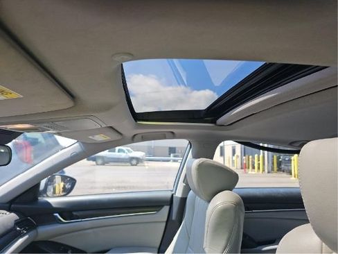 Used 2018 Honda Accord EX image 8