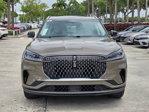 Used 2025 Lincoln Aviator Reserve AWD/4WD image 2