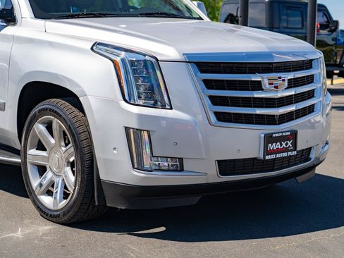 Used 2020 Cadillac Escalade ESV Luxury AWD/4WD image 11