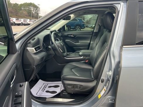 Used 2023 Toyota Highlander XLE image 26