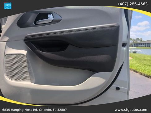 Used 2017 Chrysler Pacifica Touring-L Plus FWD image 22