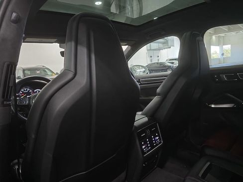 Certified 2023 Porsche Cayenne Turbo S AWD/4WD image 28