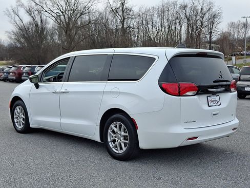 Used 2024 Chrysler Voyager LX image 4