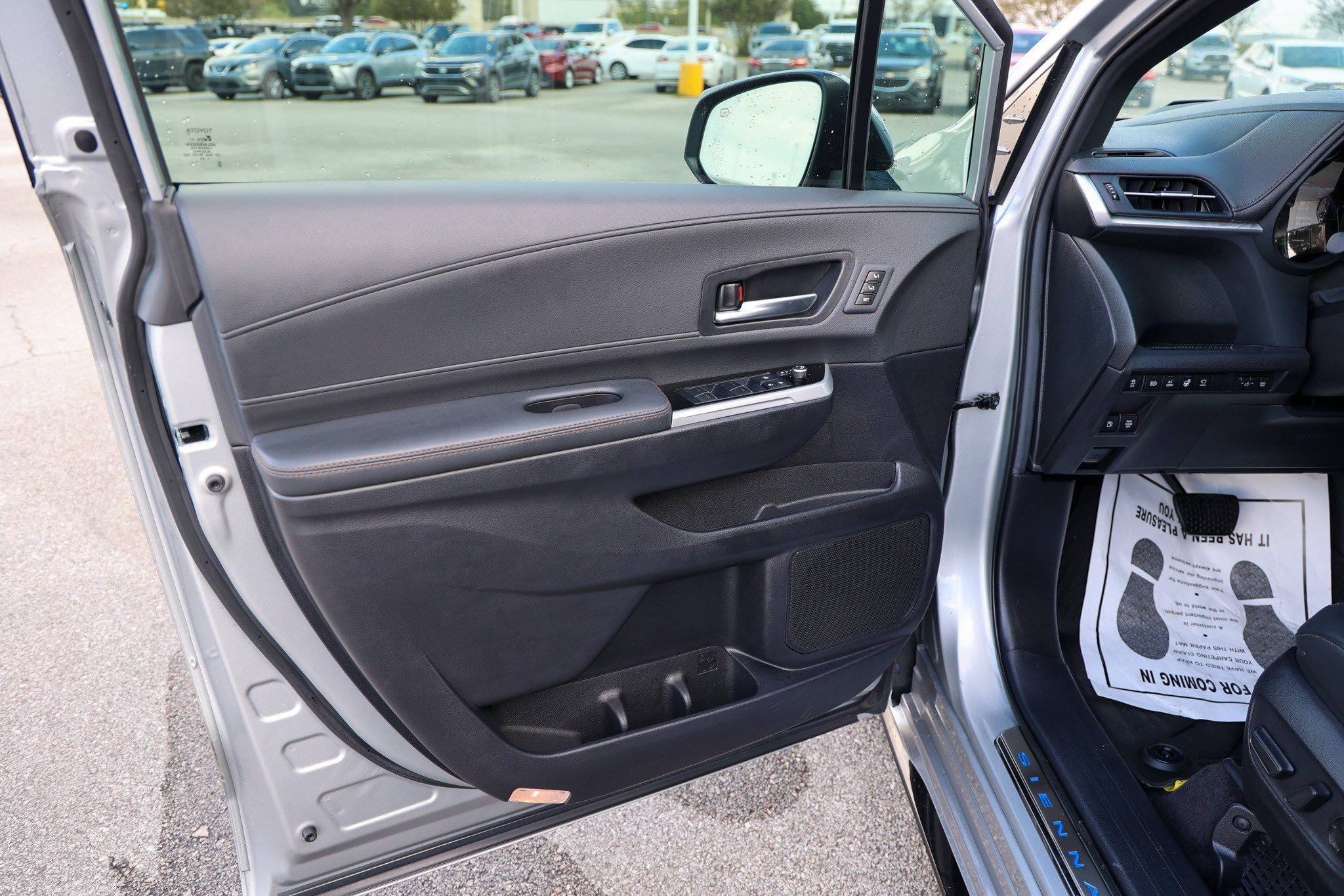 Certified 2025 Toyota Sienna Platinum FWD image 32