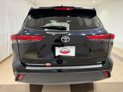 Used 2023 Toyota Highlander XLE FWD image 4
