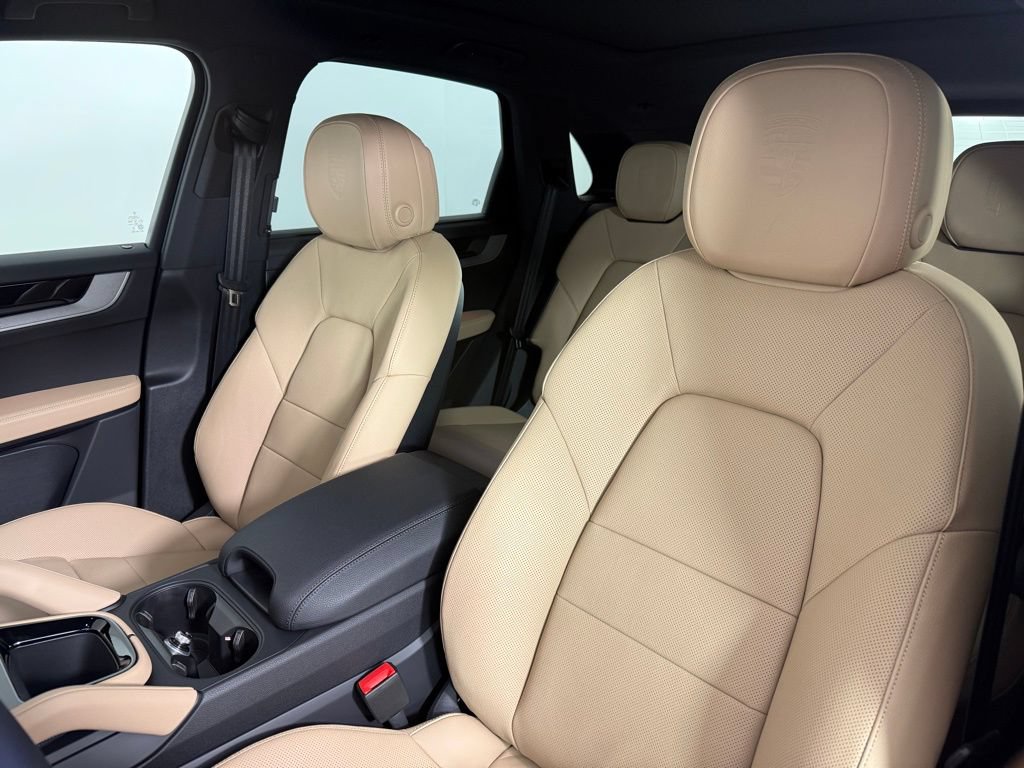 Certified 2026 Porsche Cayenne AWD/4WD image 5