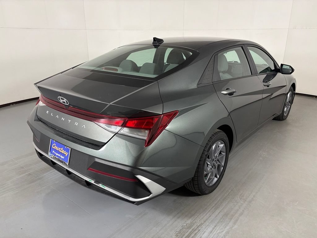 Used 2024 Hyundai Elantra SEL FWD image 8