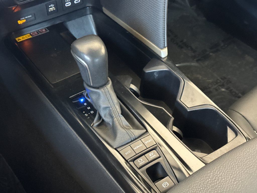 Used 2025 Toyota Camry SE FWD image 19