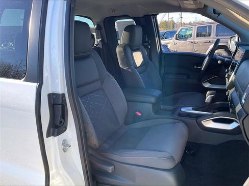 Used 2025 Nissan Frontier SV image 10