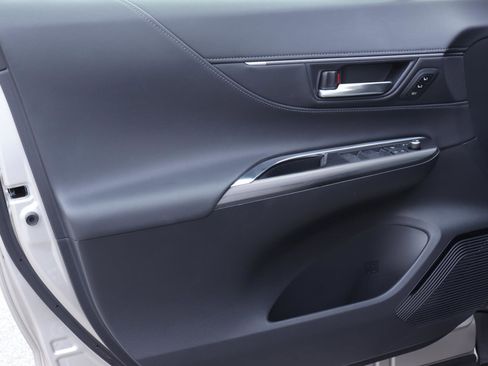 Used 2021 Toyota Venza Limited image 10