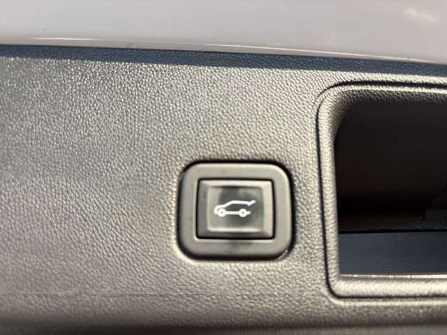 Used 2024 GMC Terrain SLE w/ Driver Convenience Package FWD image 17