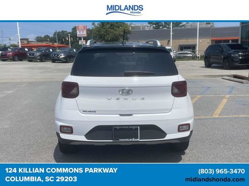 Used 2023 Hyundai Venue Limited FWD image 5