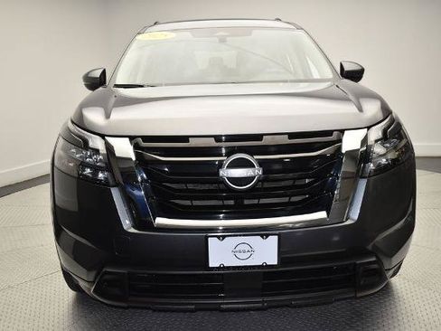 Certified 2025 Nissan Pathfinder SV FWD image 2