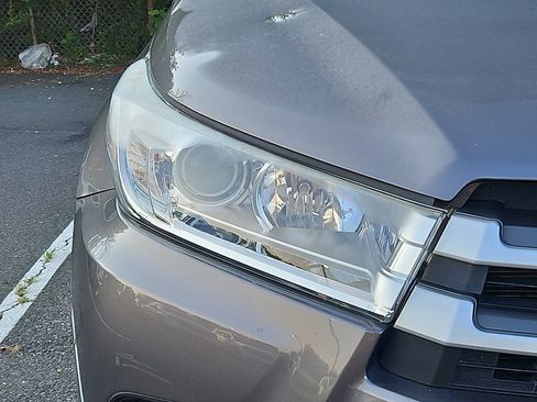 Used 2019 Toyota Highlander XLE AWD/4WD image 6