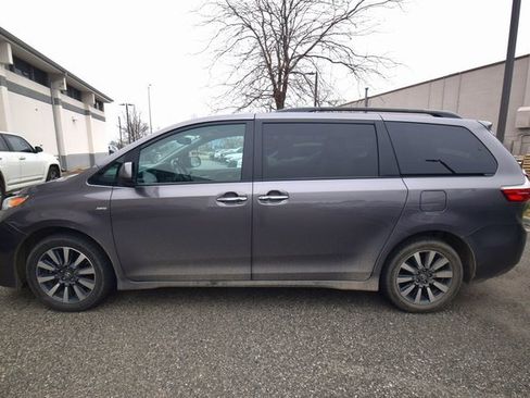 Used 2018 Toyota Sienna AWD image 2