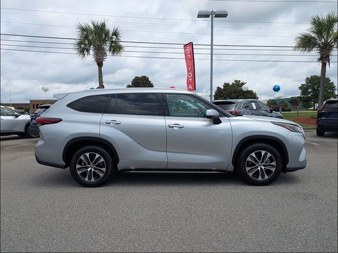 Used 2022 Toyota Highlander XLE FWD image 2
