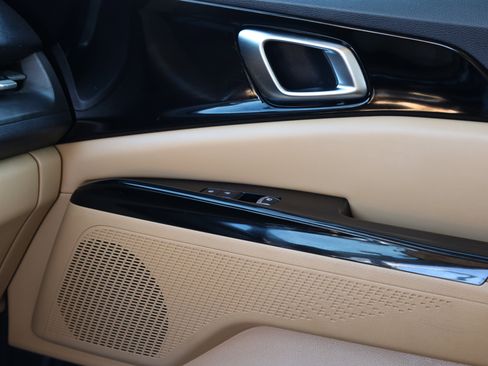 Used 2022 Kia Carnival EX image 16