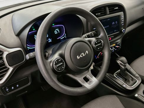 Used 2025 Kia Soul LX w/ LX Technology Package FWD image 18