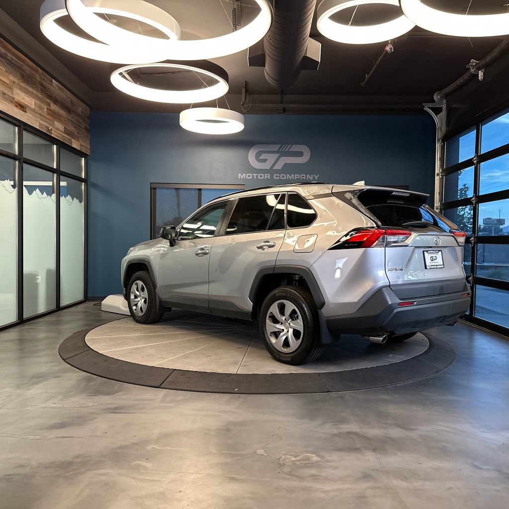 Used 2021 Toyota RAV4 LE FWD image 5