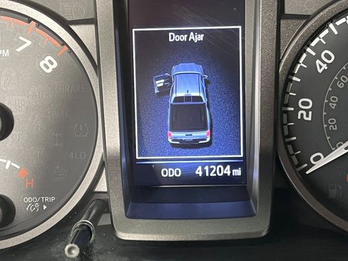 Used 2019 Toyota Tacoma TRD Off-Road image 2