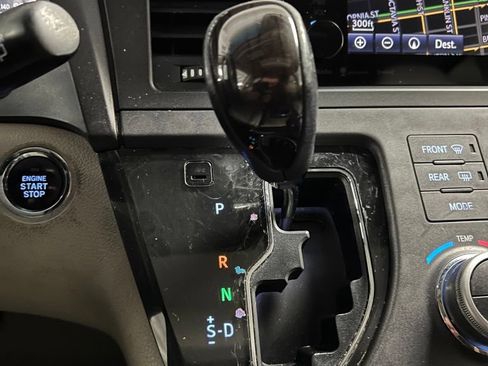 Used 2016 Toyota Sienna XLE Premium FWD image 28