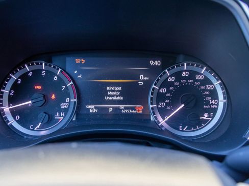 Used 2024 Toyota Highlander XLE FWD image 11