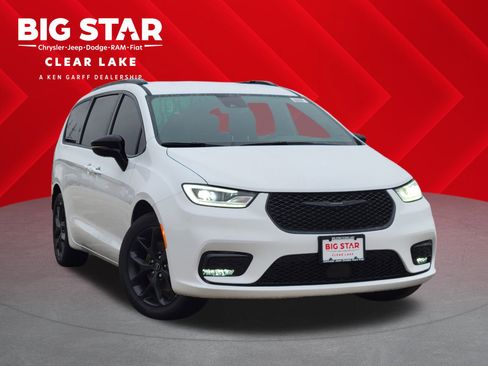 New 2026 Chrysler Pacifica Select image 1