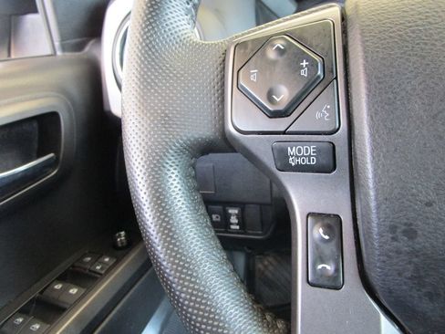 Used 2022 Toyota Tacoma TRD Off-Road AWD/4WD image 37