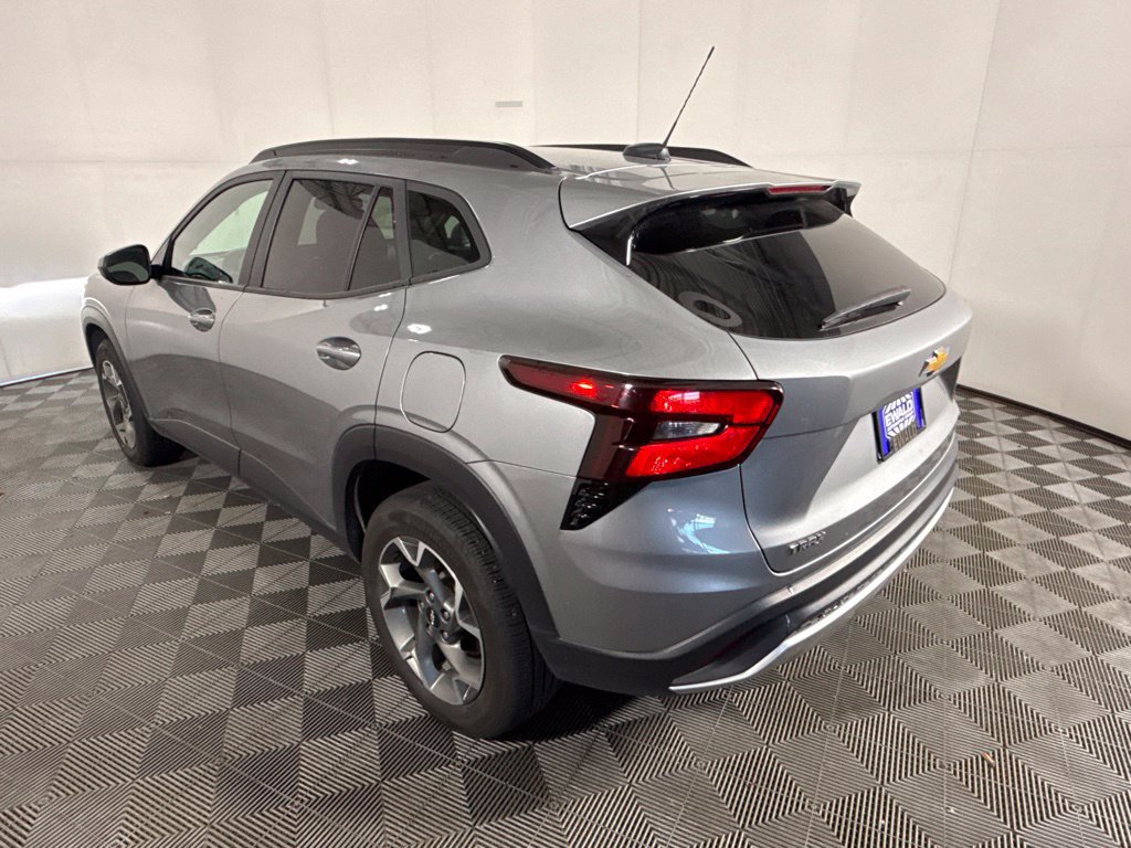 Used 2025 Chevrolet Trax LT FWD image 7