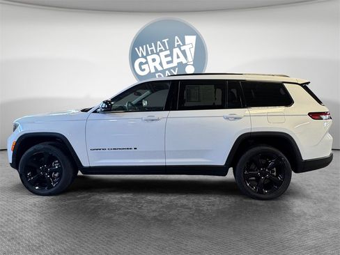 Used 2023 Jeep Grand Cherokee L Laredo image 7