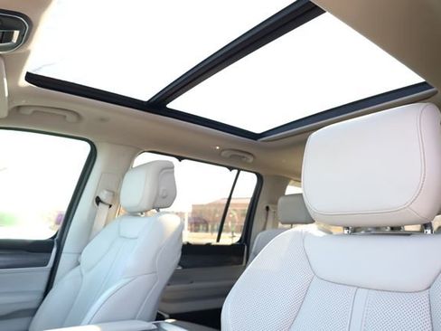 Used 2023 Jeep Wagoneer Series III w/ Premium Group I image 27