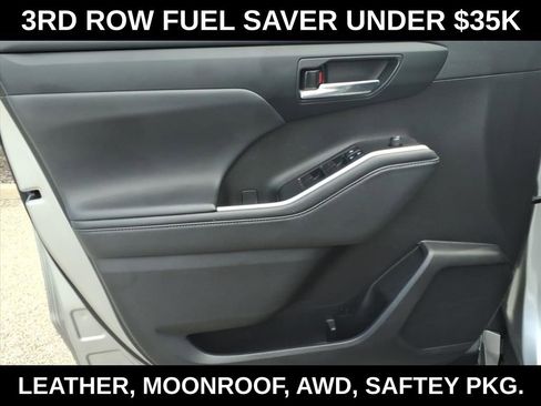 Used 2022 Toyota Highlander XLE AWD/4WD image 11