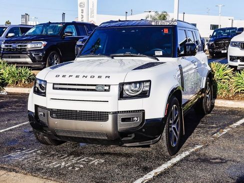 Used 2024 Land Rover Defender 110 X-Dynamic SE image 4