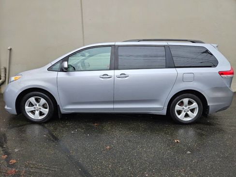 Used 2012 Toyota Sienna LE image 2