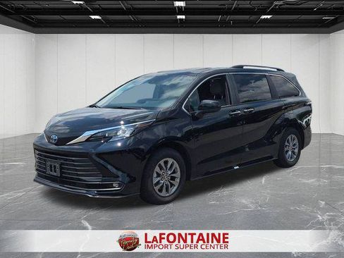 Certified 2025 Toyota Sienna XLE FWD image 1