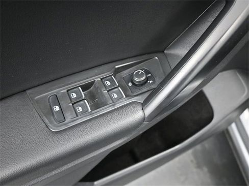 Used 2021 Volkswagen Tiguan SE image 13