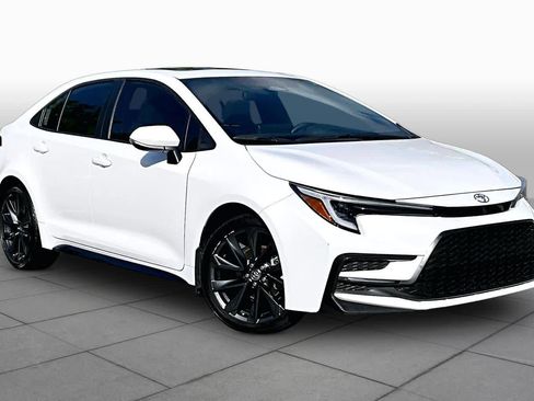 Used 2024 Toyota Corolla SE w/ SE Premium Package FWD image 3