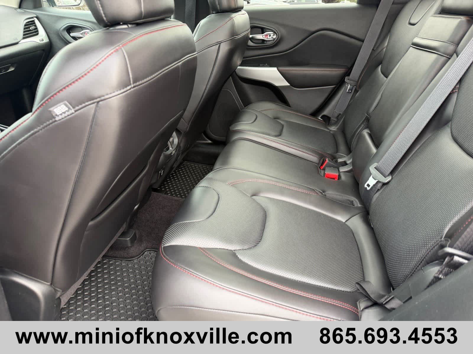 Used 2017 Jeep Cherokee Trailhawk AWD/4WD image 16