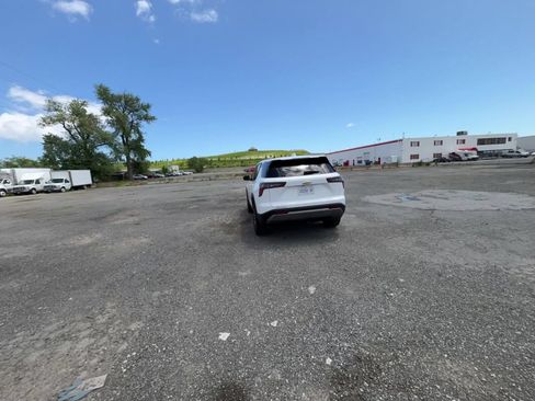 Used 2025 Chevrolet Equinox LT FWD image 12