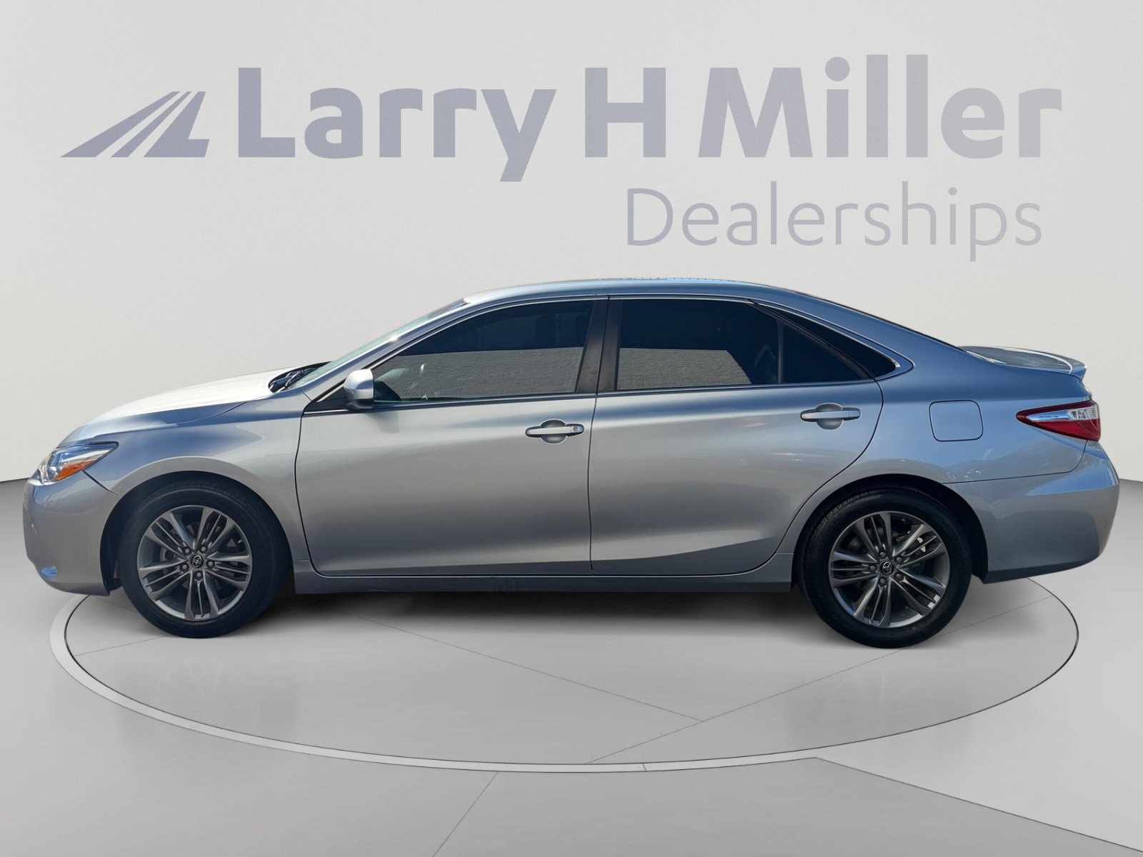 Used 2017 Toyota Camry SE FWD image 2