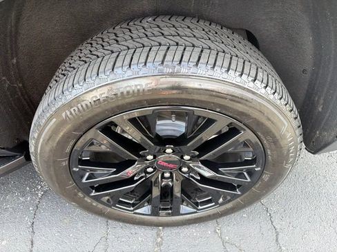 Used 2024 GMC Yukon Denali w/ Advanced Technology Package AWD/4WD image 9